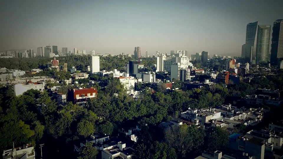 Vista aérea de la Ciudad de México con el corredor de torres de Reforma al fondo.